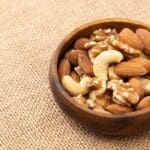 Frutos secos naturales y tostados para comparar sus valores nutricionales