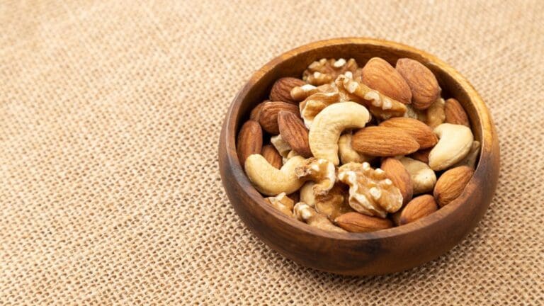 Frutos secos naturales y tostados para comparar sus valores nutricionales