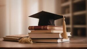 Profesional revisando diploma para homologación de título extranjero en España