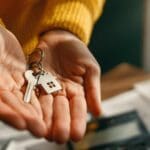 agente inmobiliario mostrando vivienda en León