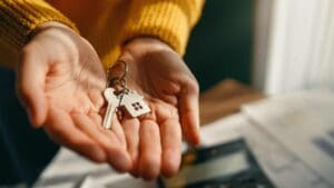 agente inmobiliario mostrando vivienda en León