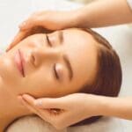 tratamientos faciales personalizados realizados por una profesional en un entorno de spa moderno