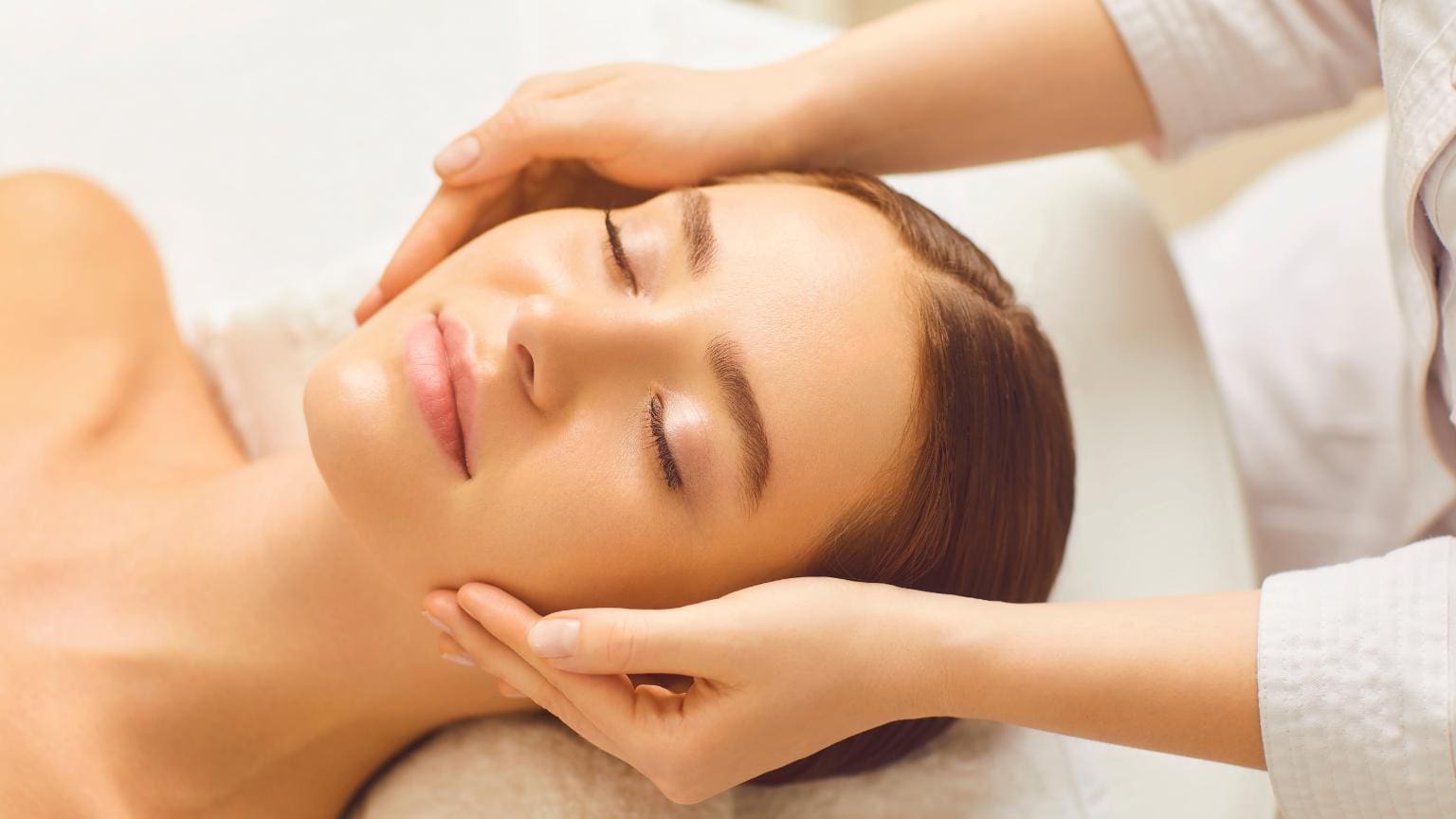 tratamientos faciales personalizados realizados por una profesional en un entorno de spa moderno