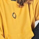 sudadera de ropa de diseño artesanal en color mostaza con detalle bordado minimalista