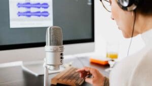 locucion profesional en estudio de producción audiovisual