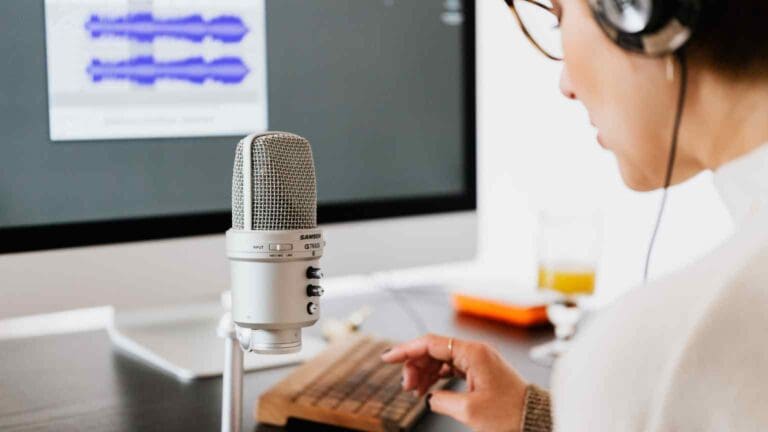 locucion profesional en estudio de producción audiovisual