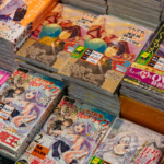 Selección de manga para principiantes en estantería iluminada.