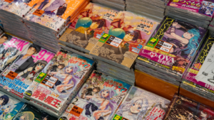 Selección de manga para principiantes en estantería iluminada.