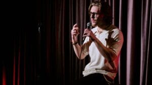 Persona recitando poesía en un evento de Poetry Slam frente a un público