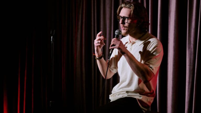 Persona recitando poesía en un evento de Poetry Slam frente a un público