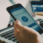 Persona revisando obras para comprar arte online en galería digital segura