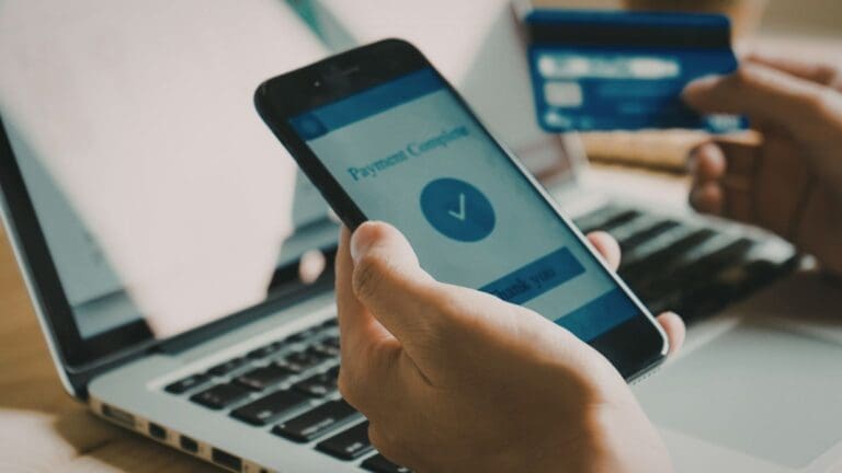 Persona revisando obras para comprar arte online en galería digital segura