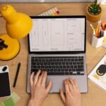 Consultora estratégica trabajando el proceso de una agencia de branding con esquema visual de estrategia de marca sobre mesa minimalista