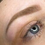 Especialista realizando micropigmentación de cejas en Barcelona con técnica pelo a pelo.