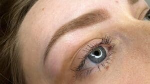 Especialista realizando micropigmentación de cejas en Barcelona con técnica pelo a pelo.
