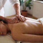 Osteópata realizando terapia manual en centro de osteopatía barcelona