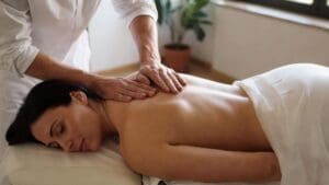 Osteópata realizando terapia manual en centro de osteopatía barcelona