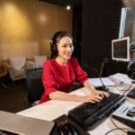 radio cultural en madrid con programa fuente de vida en estudio de grabación