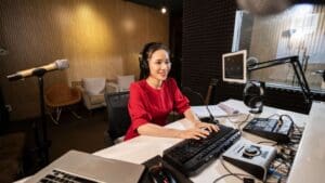 radio cultural en madrid con programa fuente de vida en estudio de grabación