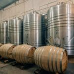 depositos acero inoxidable en bodega industrial para producción de vino