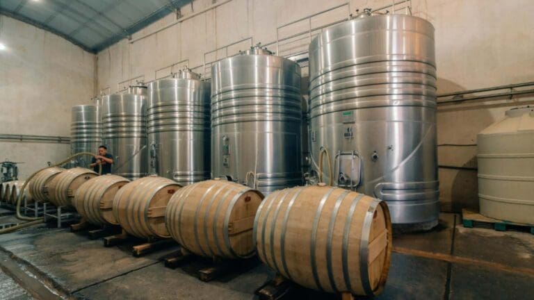 depositos acero inoxidable en bodega industrial para producción de vino