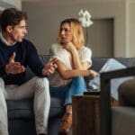 Terapia de parejas con psicólogo trabajando la comunicación emocional en consulta profesional