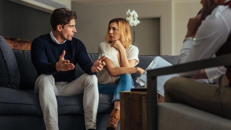 Terapia de parejas con psicólogo trabajando la comunicación emocional en consulta profesional
