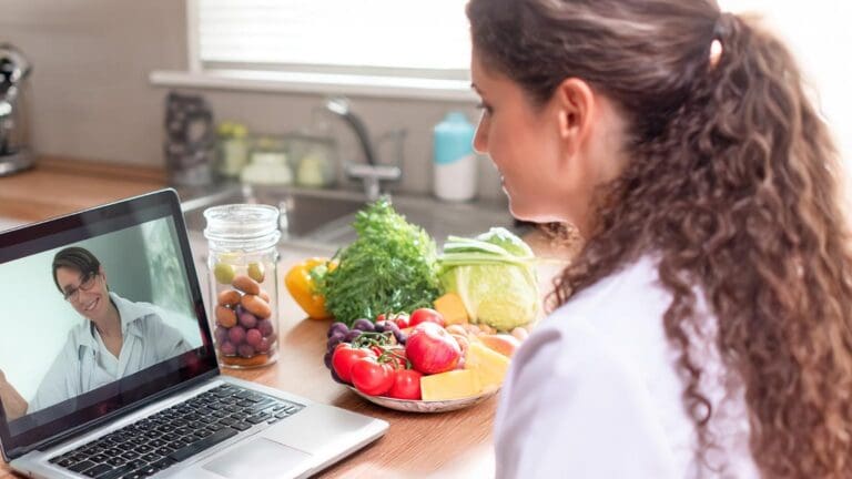 Nutricionista online realizando una consulta nutricional a distancia con revisión de planes de alimentación saludables