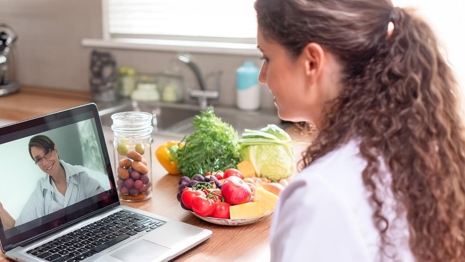 Nutricionista online realizando una consulta nutricional a distancia con revisión de planes de alimentación saludables