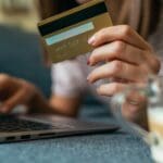 Compra segura en tienda de ropa online pagando con tarjeta desde portátil en casa