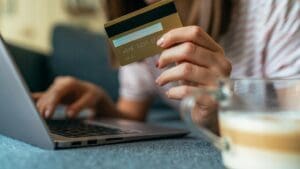 Compra segura en tienda de ropa online pagando con tarjeta desde portátil en casa