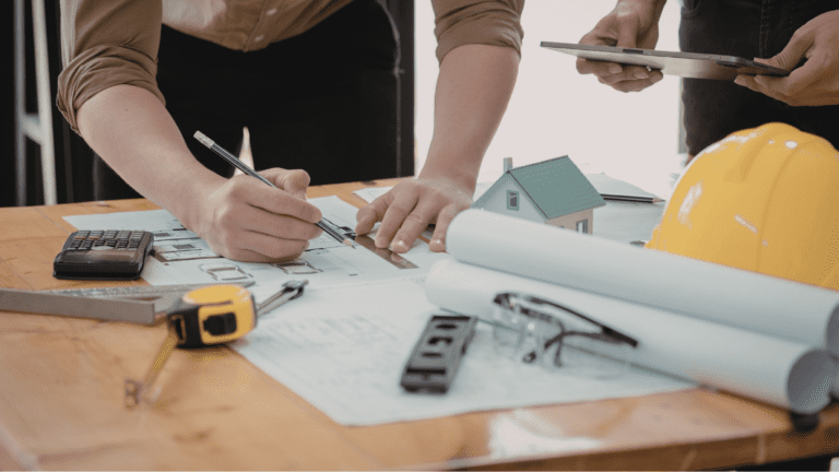 Arquitecto revisando planos técnicos para tramitar una licencia de obra en Madrid.