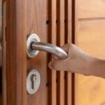 puertas de seguridad con cerradura reforzada y manilla metálica en vivienda residencial