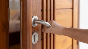 puertas de seguridad con cerradura reforzada y manilla metálica en vivienda residencial