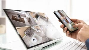 Sistemas de videovigilancia monitorizados desde portátil y móvil en vivienda moderna