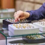 joyería en Madrid con exposición de anillos de oro y plata en un escaparate profesional