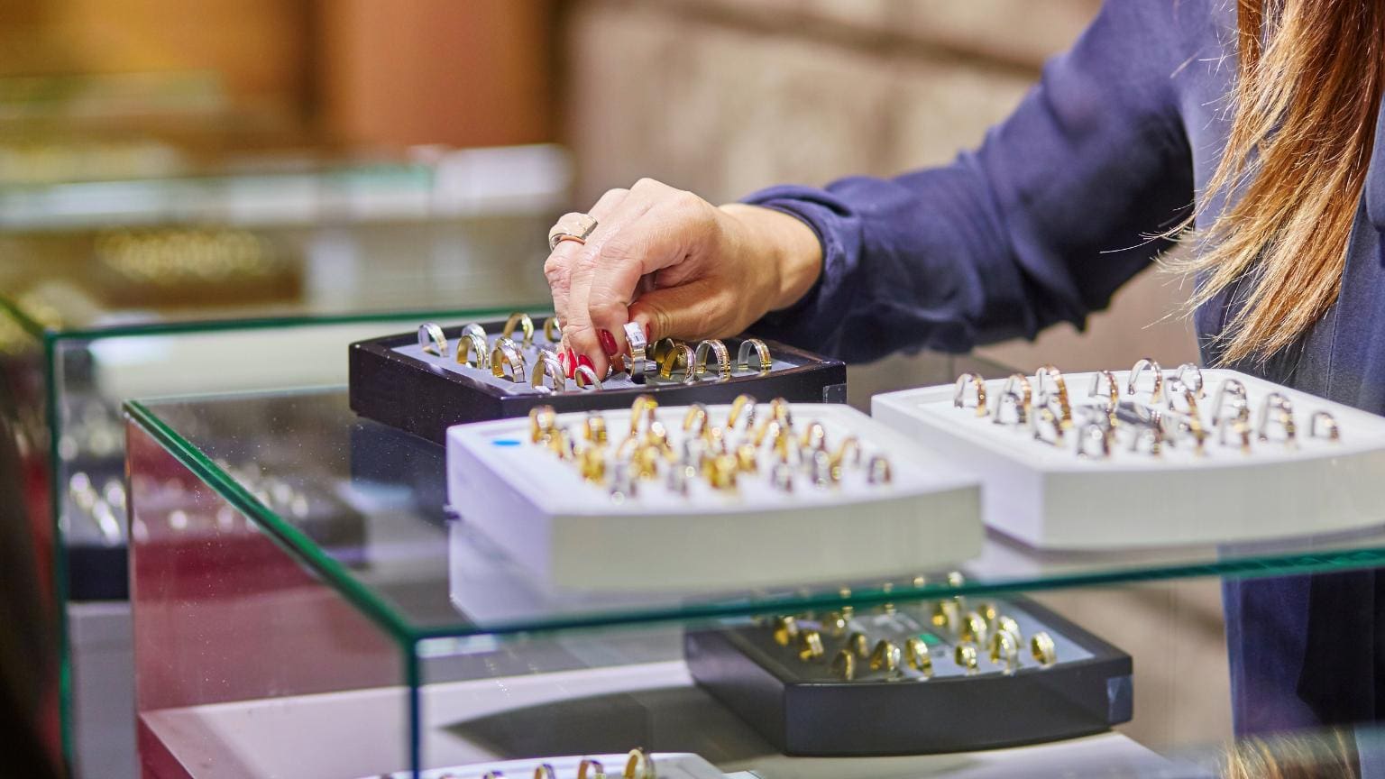 joyería en Madrid con exposición de anillos de oro y plata en un escaparate profesional