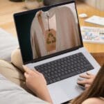Mujer comprando en tienda de ropa sostenible online desde casa con enfoque en moda ética y producción responsable en España