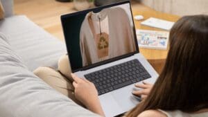 Mujer comprando en tienda de ropa sostenible online desde casa con enfoque en moda ética y producción responsable en España