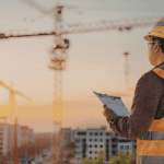 Empresa constructora moderna integrando tecnología digital en obra.