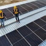 Sistema fotovoltaico instalado en un edificio comercial