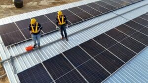Sistema fotovoltaico instalado en un edificio comercial