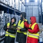 Cadena de frío en transporte de medicamentos con cajas térmicas y control de temperatura en logística farmacéutica