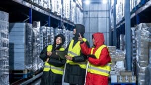 Cadena de frío en transporte de medicamentos con cajas térmicas y control de temperatura en logística farmacéutica