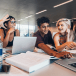 Universitarios aprendiendo cómo hacer un TFG con estructura clara.