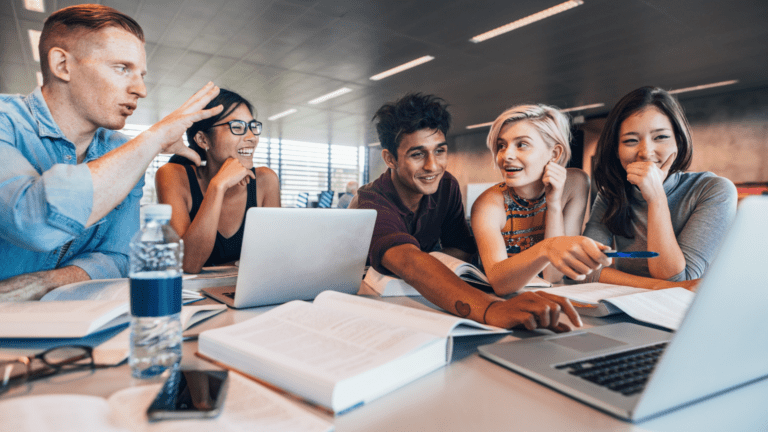 Universitarios aprendiendo cómo hacer un TFG con estructura clara.