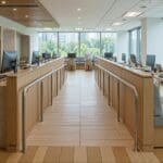 Arquitectura corporativa en oficina moderna con diseño arquitectónico funcional y espacios de trabajo productivos