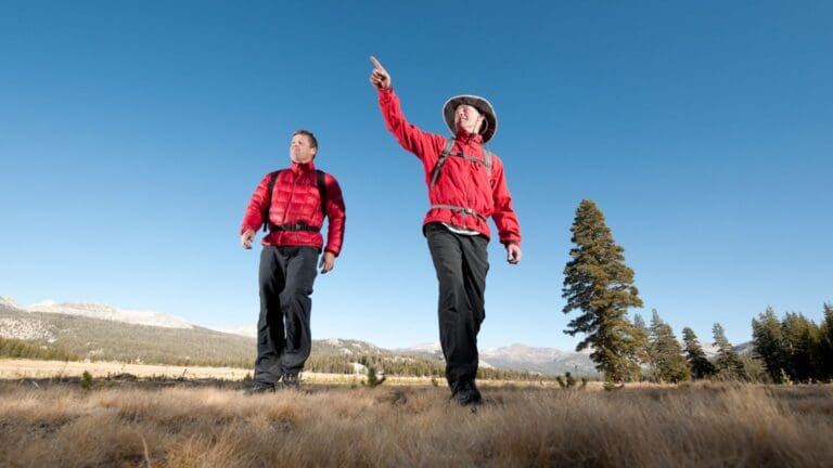 Actividades de montaña con guía profesional en ruta de trekking segura