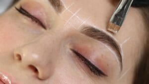 micropigmentación de cejas con diseño visagístico y mapeo facial en tratamiento de belleza avanzada
