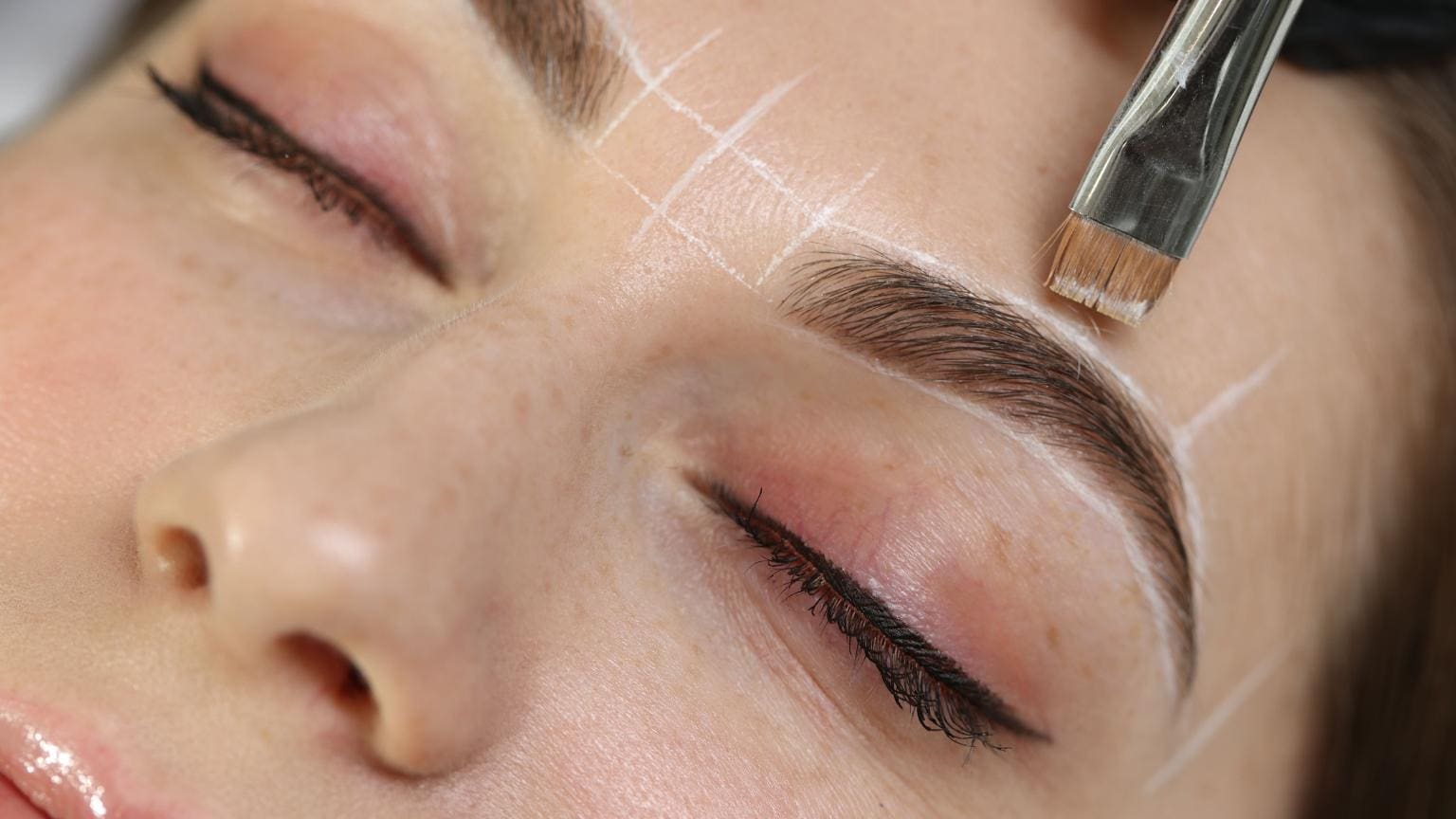 micropigmentación de cejas con diseño visagístico y mapeo facial en tratamiento de belleza avanzada